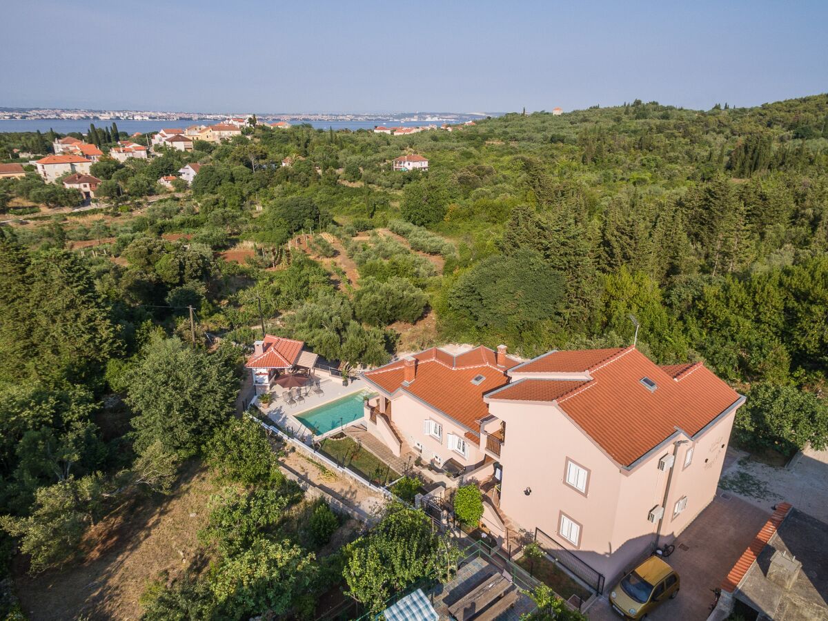 Apartment One bedroom apartment with air-conditioning Sutomišćica, Ugljan A-13872-c - Outdoor photo 3