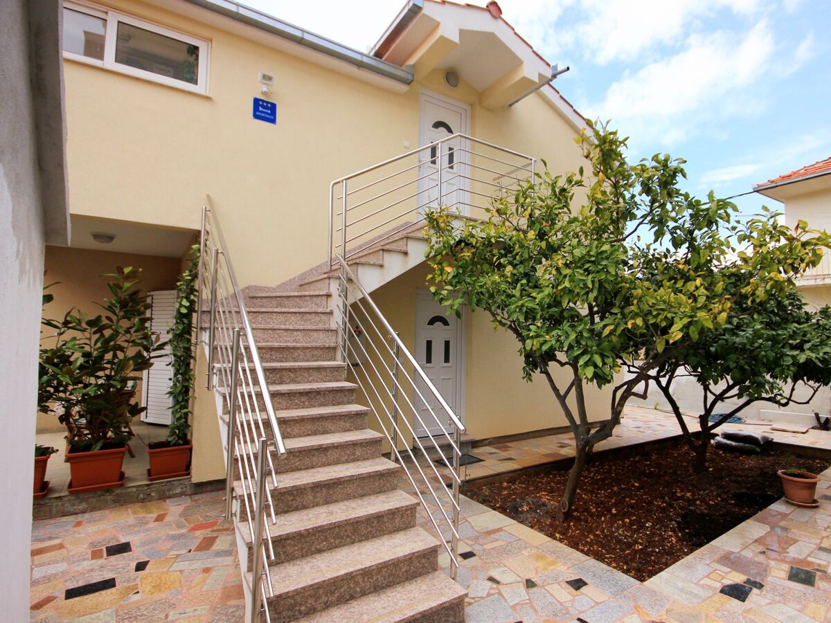 Apartment Two bedroom apartment with terrace Vinišće, Trogir A-10008-a