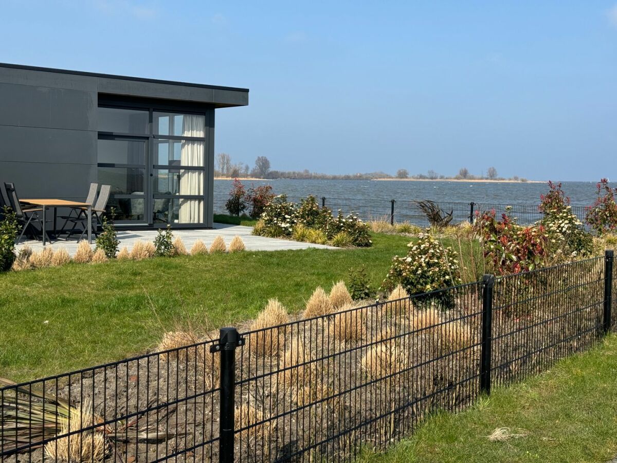 Holiday house Chalet IJsselmeerstrand Erste Reihe mit Zaun Haus Nr. 204