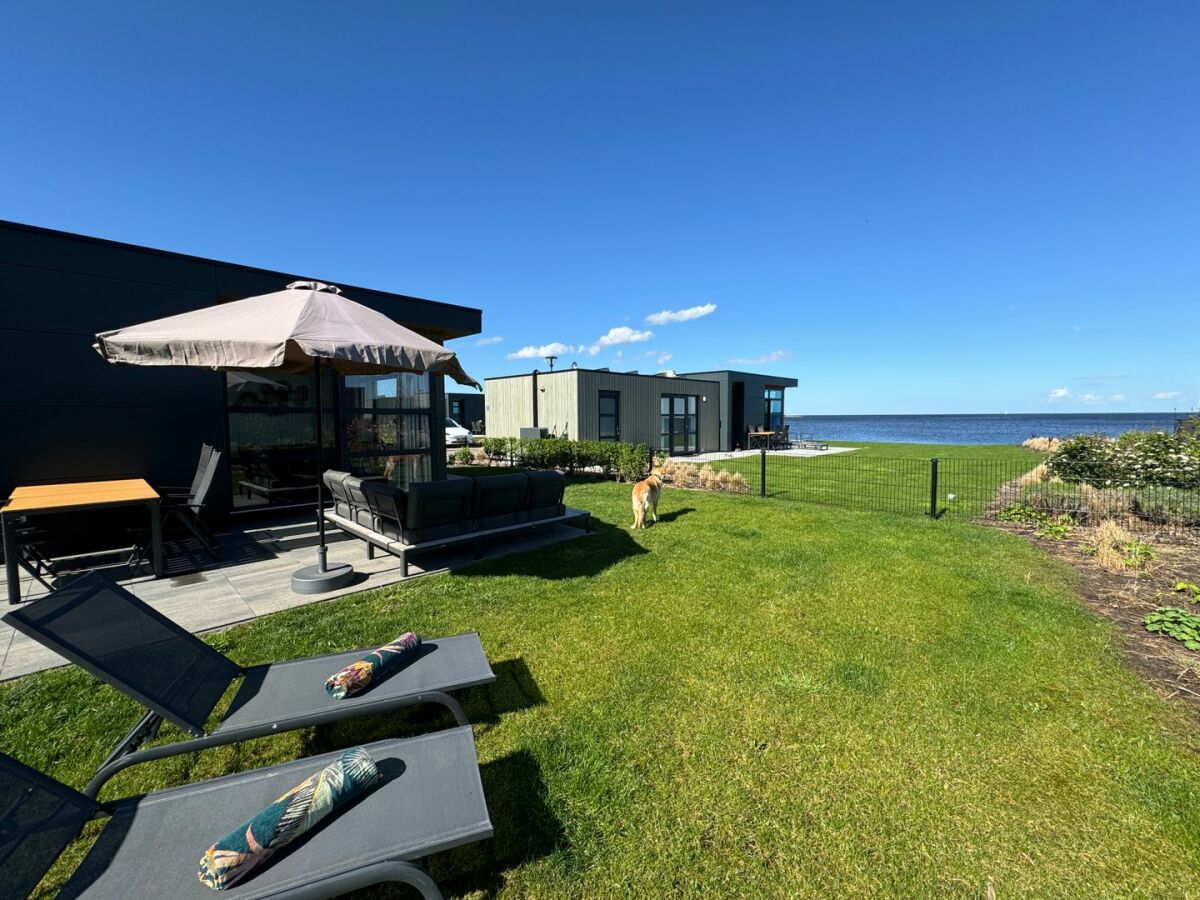 Holiday house Chalet IJsselmeerblick Zweite Reihe mit Zaun Haus Nr. 221