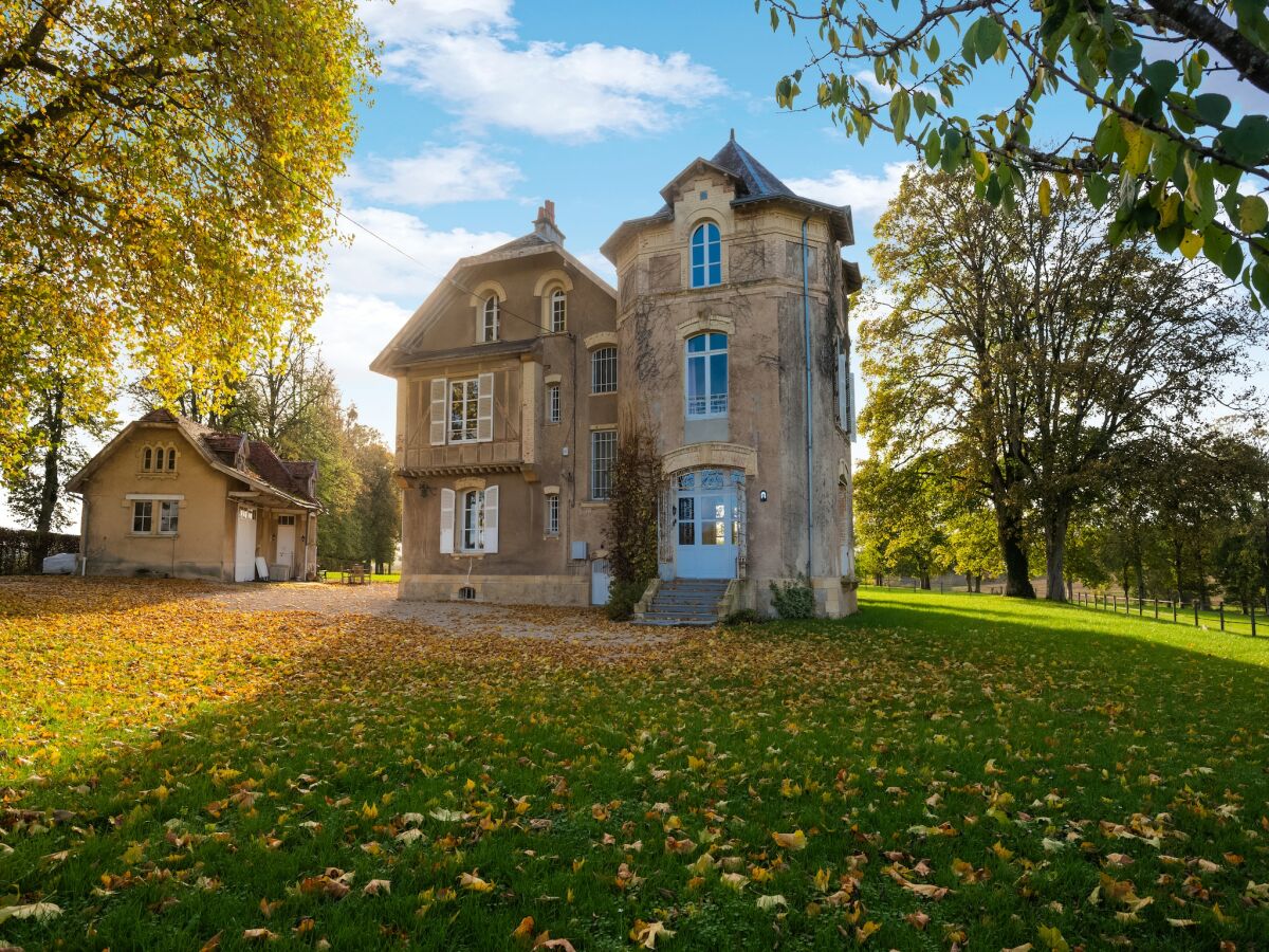 Villa Ferienhaus neben einem Schloss.