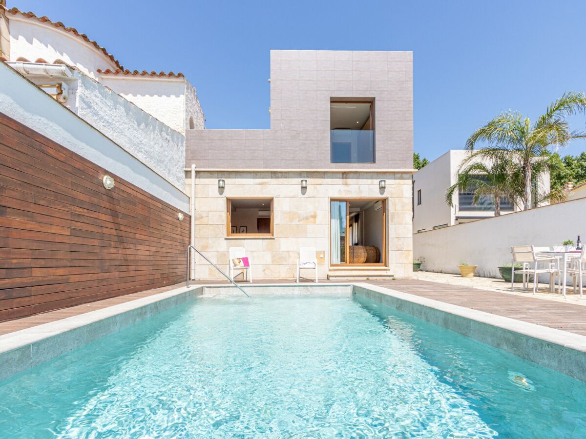 Villa Villa in Empuriabrava with Pool & Boat Mooring