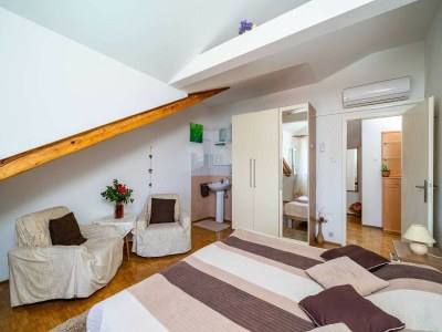 Apartment Apartments & Rooms Mara & Petrunjela - One Bedroom Apartment with Balcony and Sea View - Features photo 14