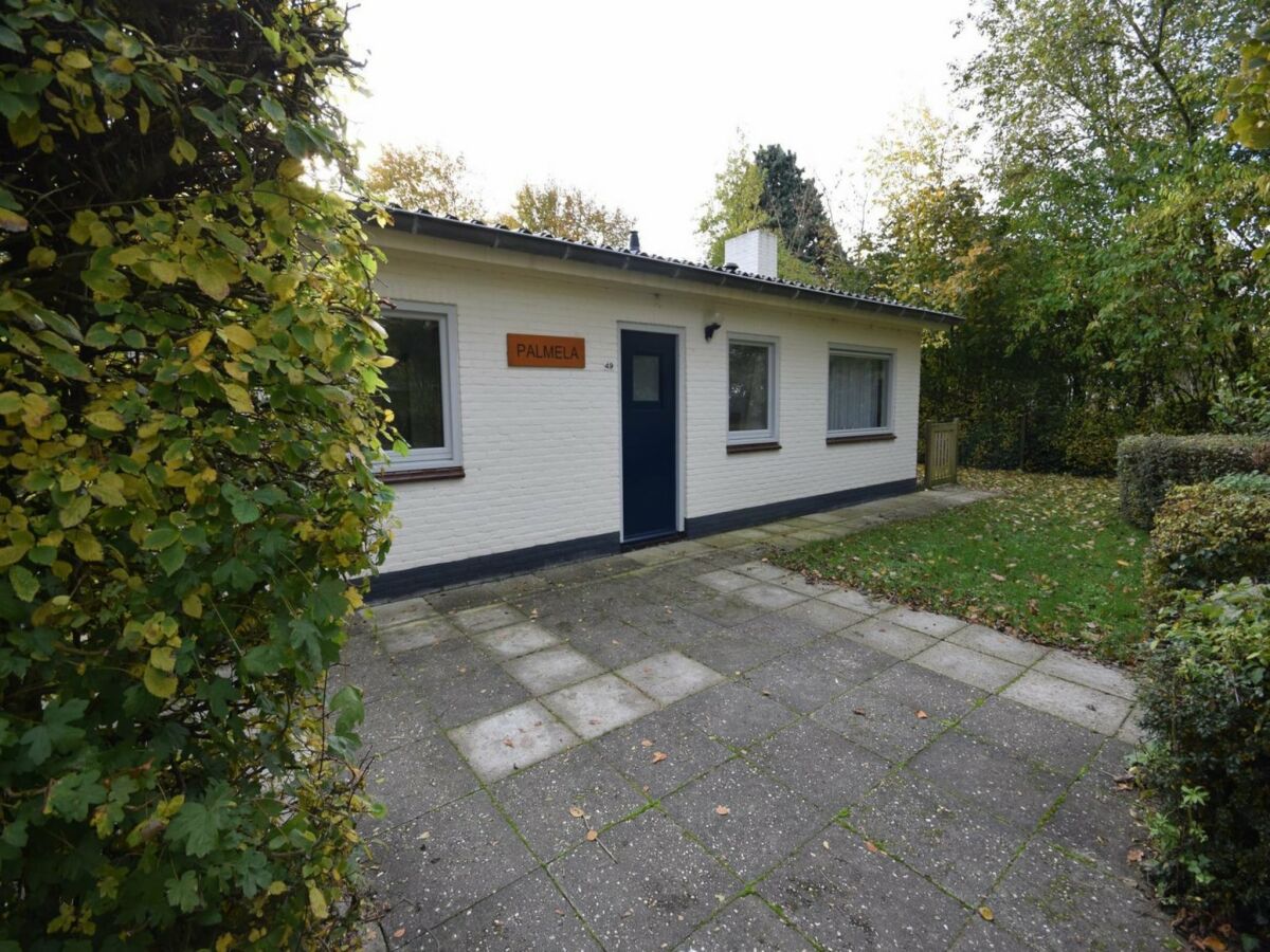 Bungalow House in Oostkapelle near Sandy Beach - Outdoor photo 2