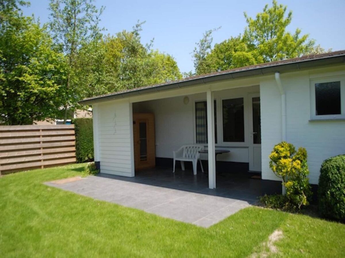 Bungalow 6-person holiday bungalow in Oostkapelle - Outdoor photo 2