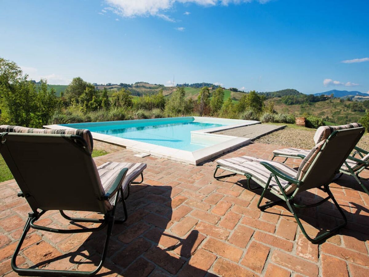 Holiday house Sunny holiday home with swimming pool