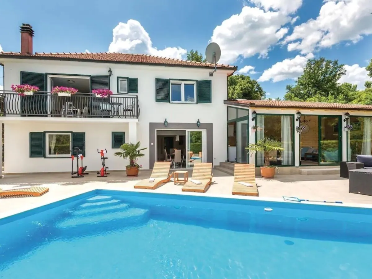 Villa Villa Lara with Pool & Sauna