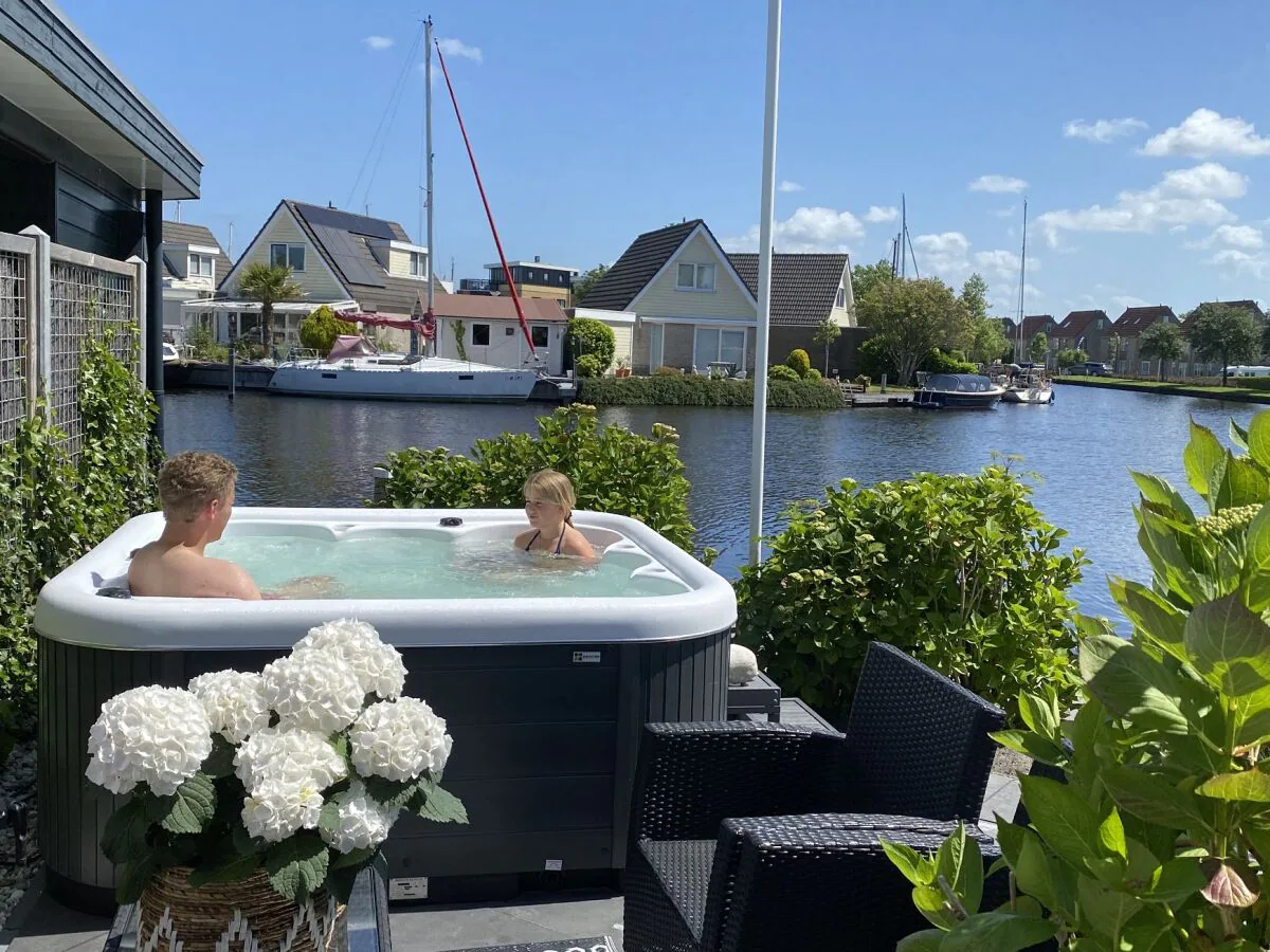 Bungalow On the water with a hot tub