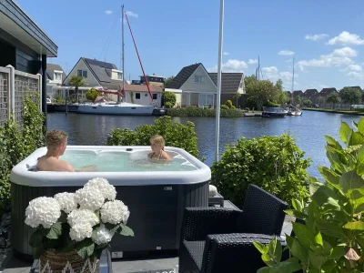 Bungalow On the water with a hot tub in Lemmer - Bungalow